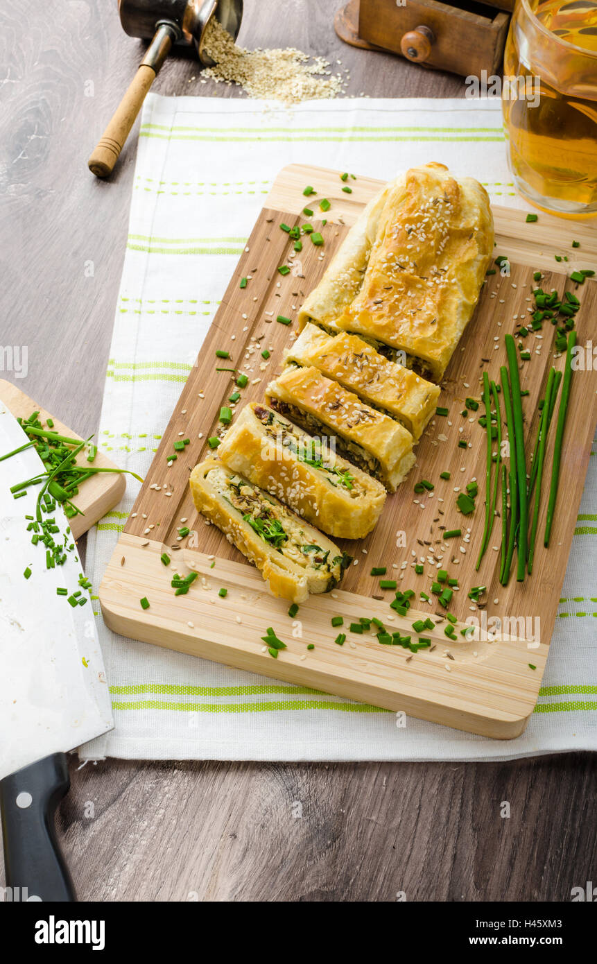 Strudel mit Spinat, Blauschimmelkäse und Knoblauch, bestreut mit ...