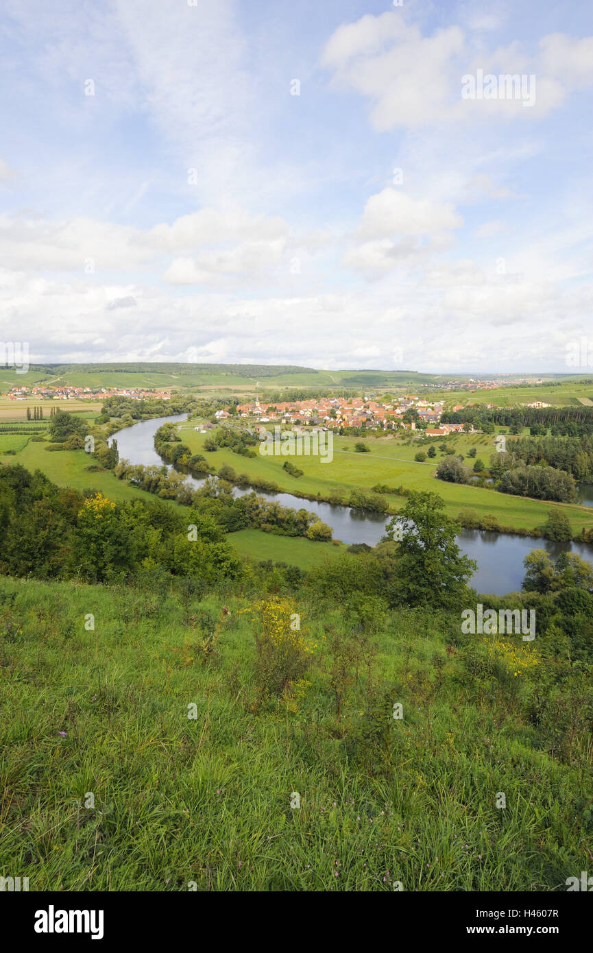 Deutschland, Bayern, Führerschein, Main, lokale Übersicht, Unterfranken, Franken, Dorf, Winzer Dorf, Main Loop, Saison, Herbst, Häuser, Gebäude, Kultur, Ziel, Ziel, Tourismus, Suche, Wiese, Bäume, Fluss, Main, Landschaft, Vegetation, Natur, grün, bewölkten Himmel, Sonnenschein, Stockfoto