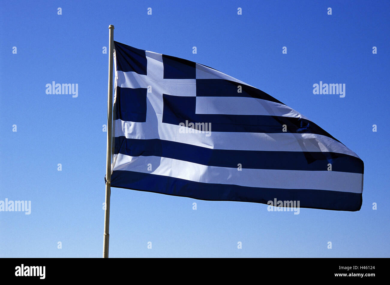 Griechenland, Nationalflagge, Himmel, in Griechisch, Flagge, Fahne, Nationalflagge, Nationalfarben, blau, weiß, berührt, Kreuz, Wind, Wind, Schlag, sonnig, wolkenlos, Konzeption, Patriotismus, Nationalstolz, Patriotismus, Heimat, Stockfoto