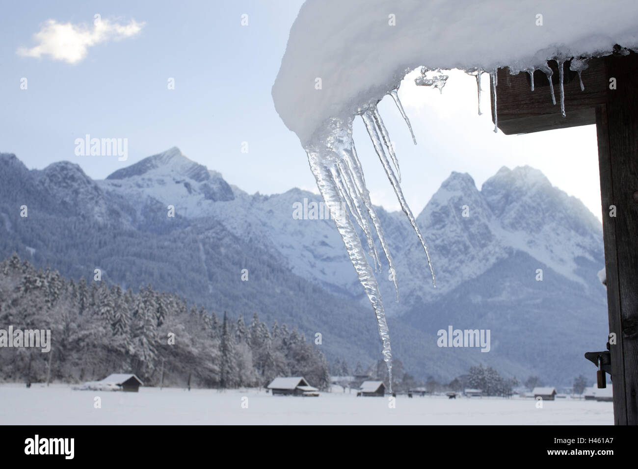 Dächer, Schnee, Eiszapfen, Berge, Jahreszeiten, Natur, Winter, Hütte, Detail, Schnee, Eis, fror, Wintertag, Feld, Wiese, Schnee, Hütte, Scheunen, Kälte, frost, eisig, frostig, kalt, mittlere Nahaufnahme, Snowy, Klima, Temperaturen, spitz, Wettersteingebirge, Alpspitze, Waxenstein, Zugspitze, Deutschland, Alpen, Berglandschaft, Bayern, Oberbayern, Garmisch-Partenkirchen, Werdenfels Stockfoto