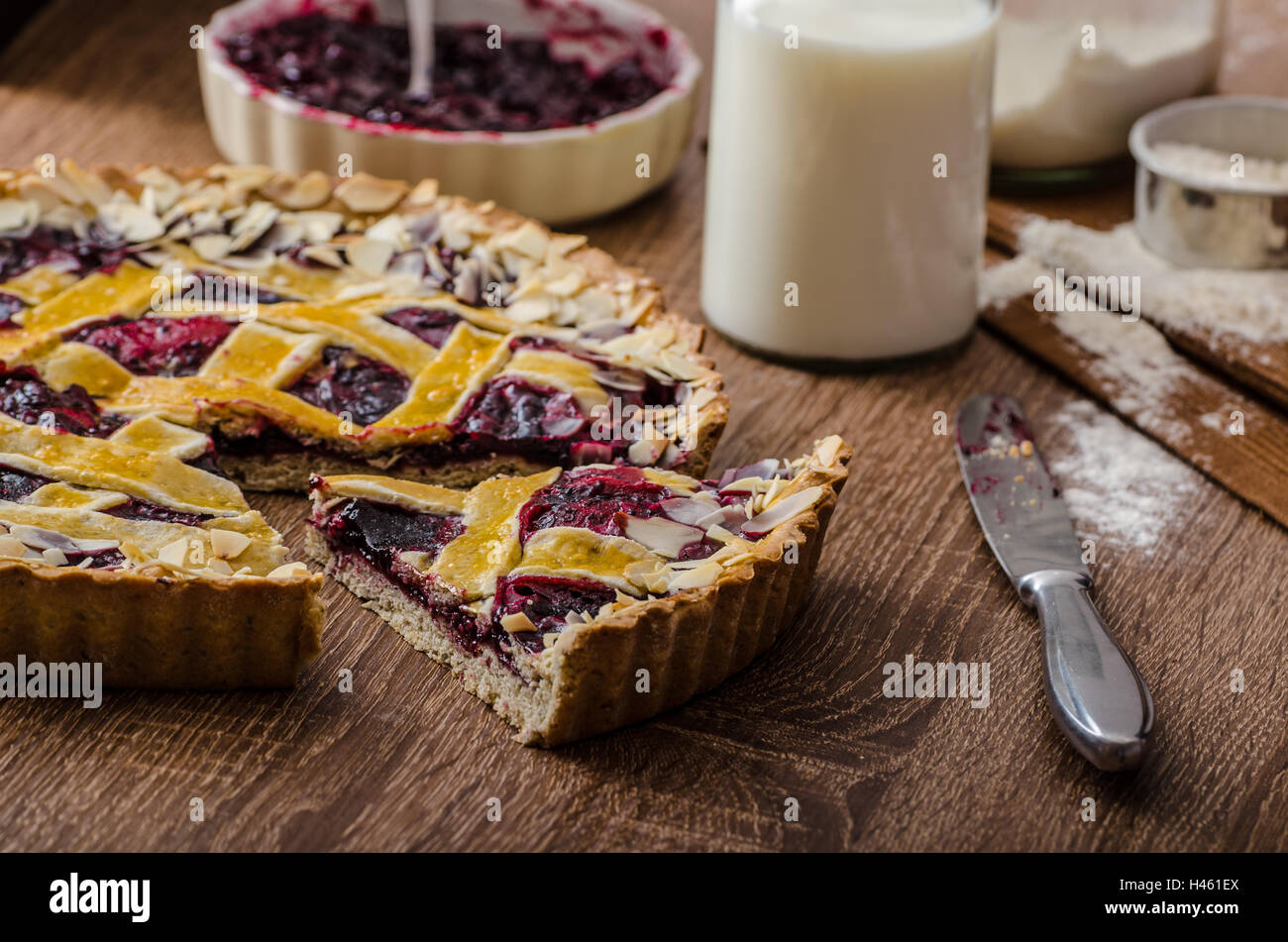 Shortbread-Torte mit Kirschen, mit schönen Gitter, bestreut mit Mandeln ...