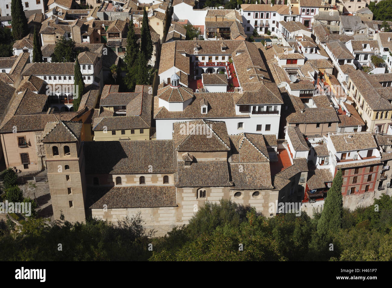 Spanien, Andalusien, Granada, Blick Alhambra auf die Altstadt vierten Albaycin mit der Iglesia de San Pedro Y Pablo, Stockfoto