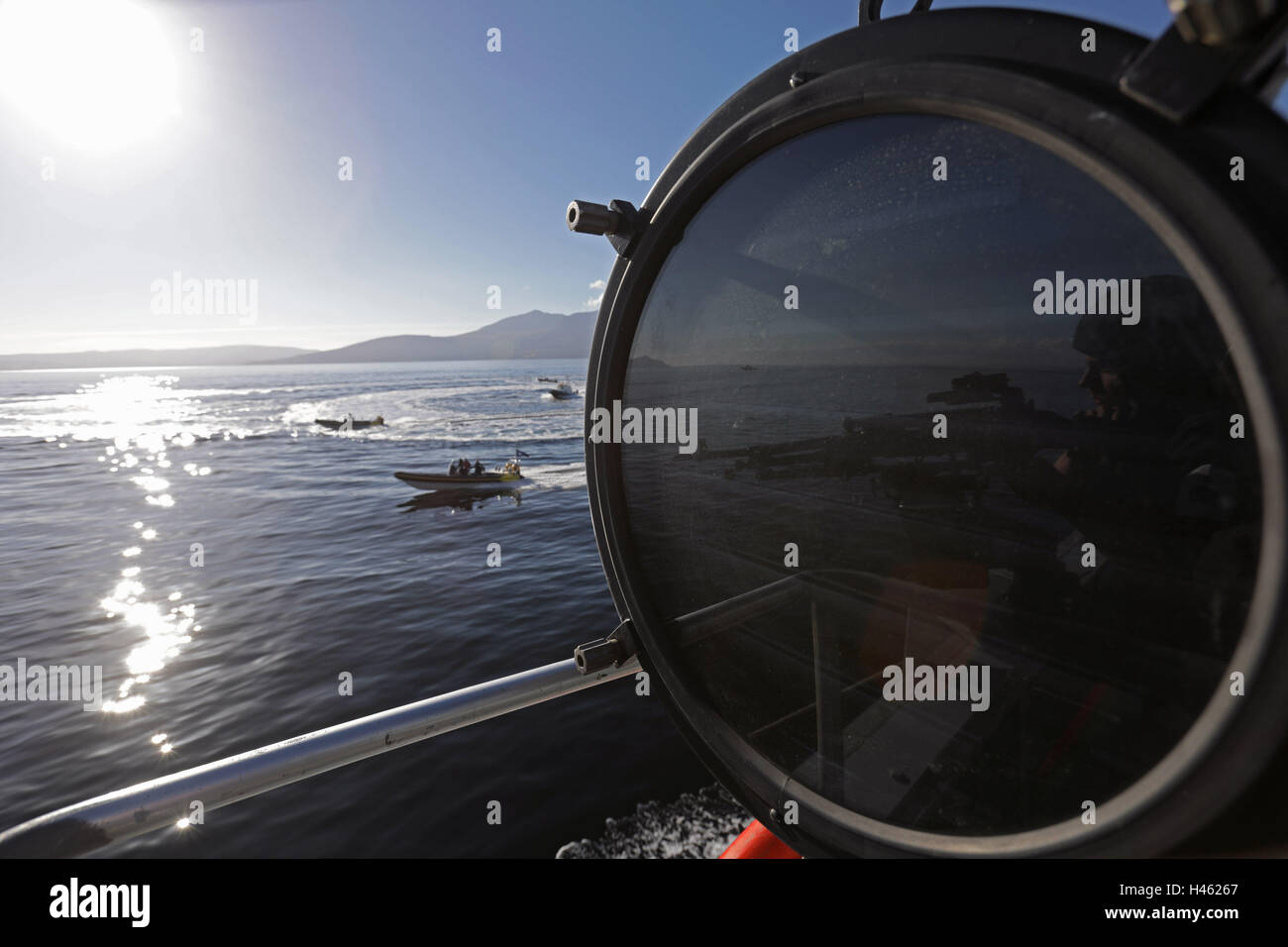 Sperrfrist bis 1900 Donnerstag Oktober 13 A Rating manning eine allgemeine Zweck Maschinengewehr (KPMG) spiegelt sich in einer Signallampe an Bord der HMS GWR - Royal Navy Hunt-Klasse Mine Gegenmaßnahmen Schiff - in den Seen von westlichen Schottland, während einer mehrere Boot-Attacke Übung simuliert einen Angriff von FIAC (schnell Inshore Angriff Craft), als Teil eines Royal Navy Joint Warrior Trainingsübung. Stockfoto