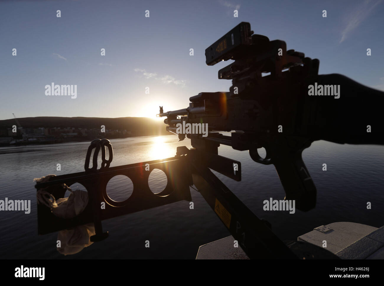 Sperrfrist Donnerstag 13 Oktober 1900 eine allgemeine Zweck Maschinengewehr (KPMG) an Bord der HMS GWR - ein Royal Navy Hunt-Klasse Mine Gegenmaßnahmen Schiff - Faslane Naval Base in Gare Loch, Schottland, während einer Übung der Royal Navy gemeinsame Krieger verlassen. Stockfoto