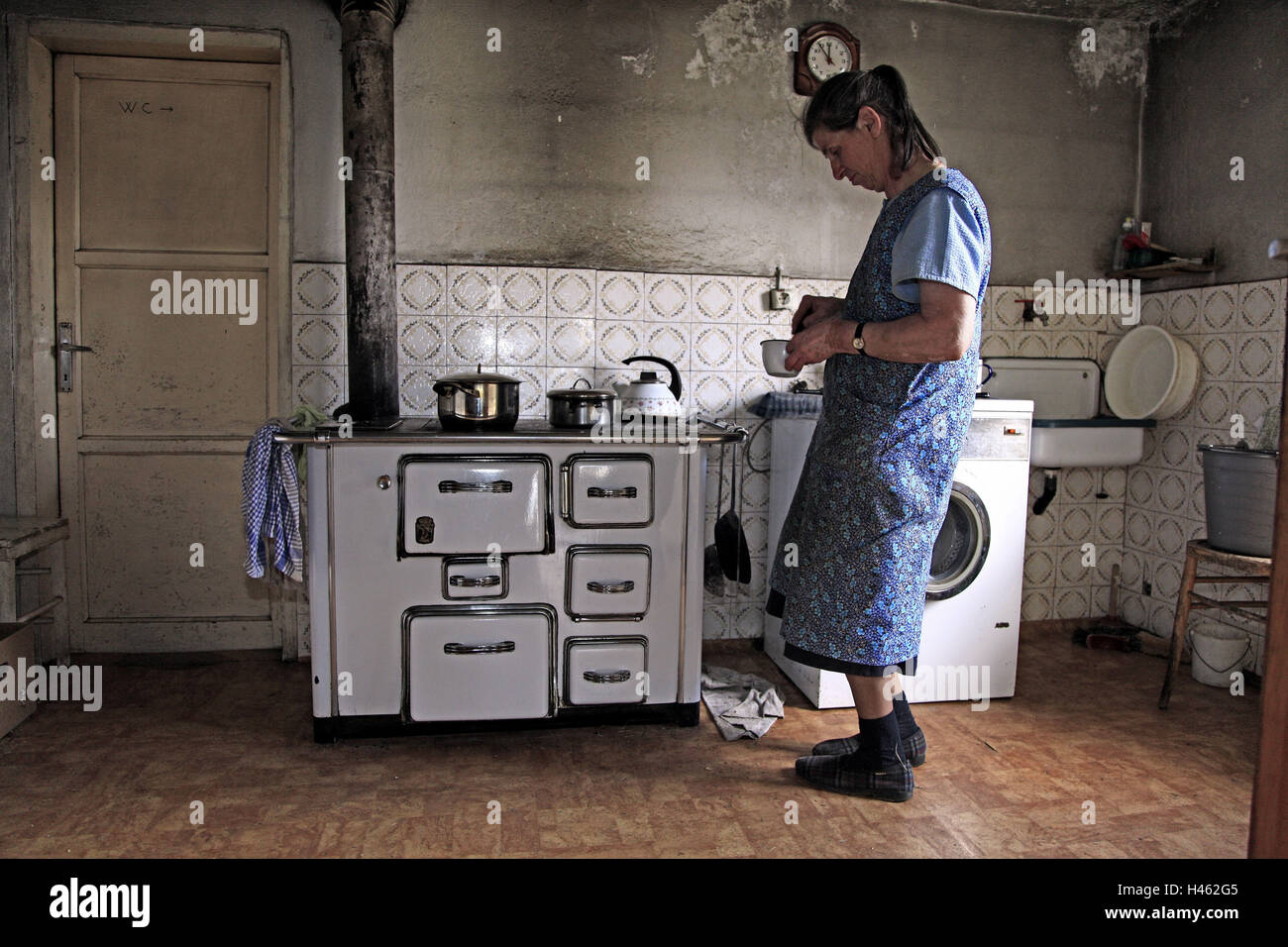 Bergbäuerin Köche in der Küche, Stockfoto