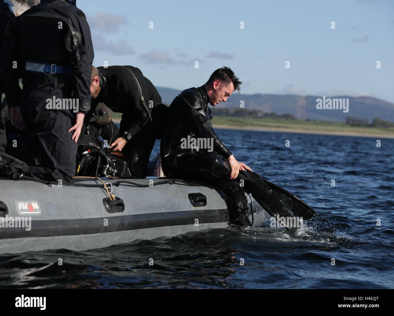 Sperrfrist bis 1900 Donnerstag 13 Oktober Royal Navy AB Taucher Remi Dobson eine Flosse nach dem Verlassen des Wassers während einer Übung der Royal Navy Joint Warrior in den Seen von westlichen Schottland entfernt. Stockfoto