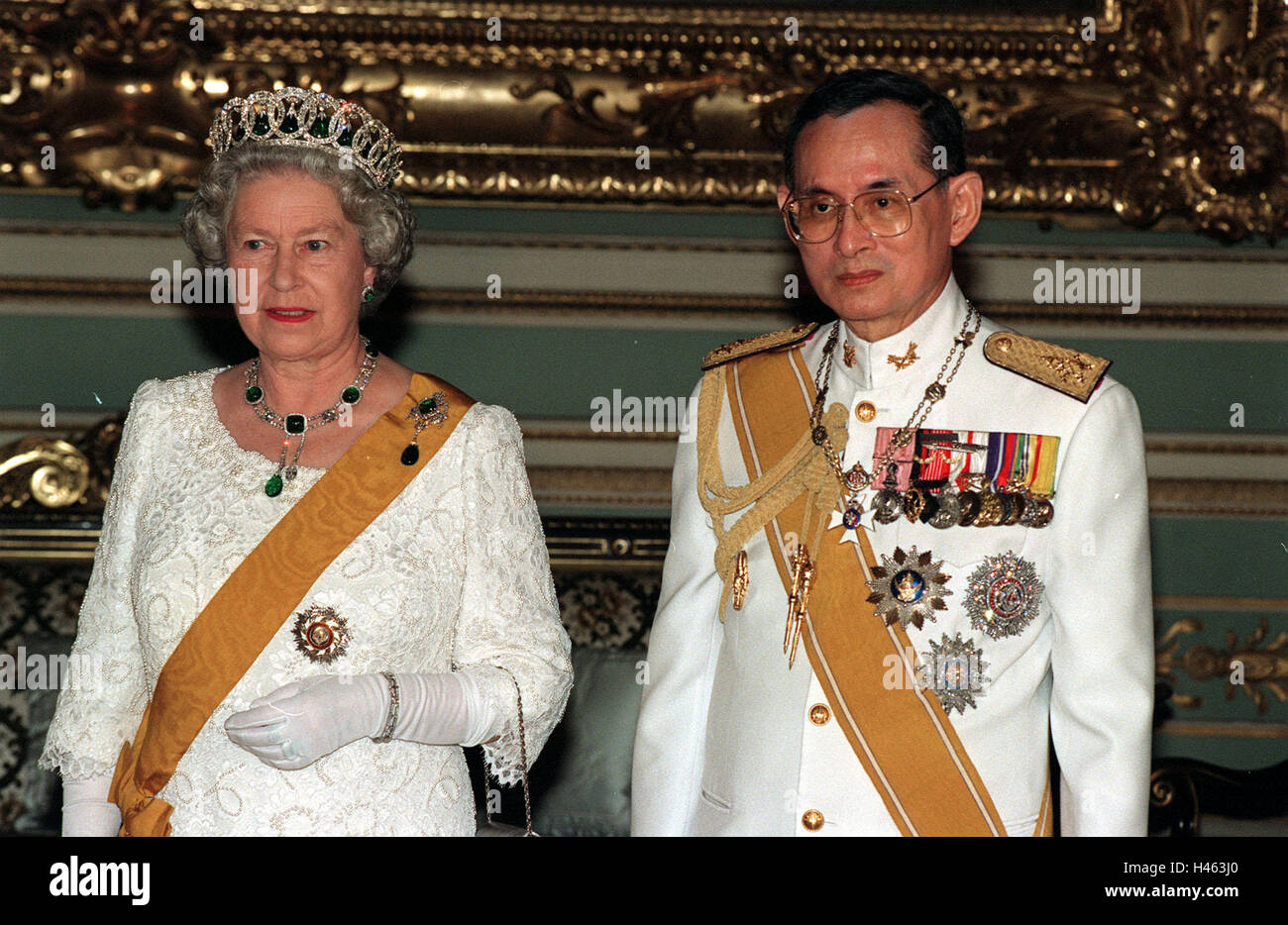 Datei Foto datiert 28.10.96 von Königin Elizabeth II. und König Bhumibol Adulyadej von Thailand bei einem Staatsbankett im Chakri-Palast in Bangkok, als die Königin der weltweit am längsten regierende lebende Monarch nach seinem Tod geworden. Stockfoto