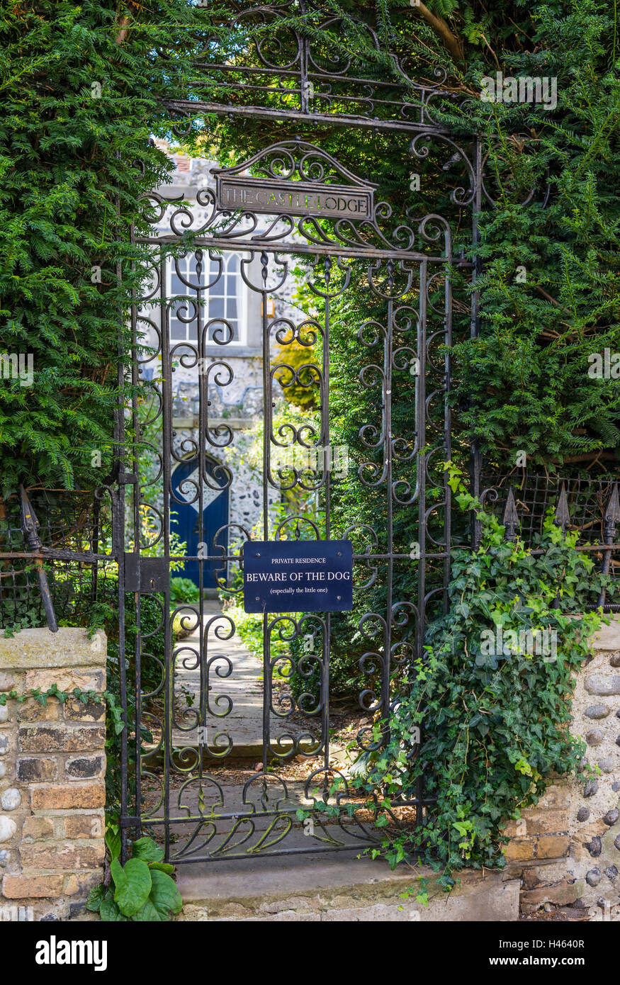 Hüten Sie sich vor dem Hund Zeichen auf eine metallische Gate in Privathaus. Stockfoto