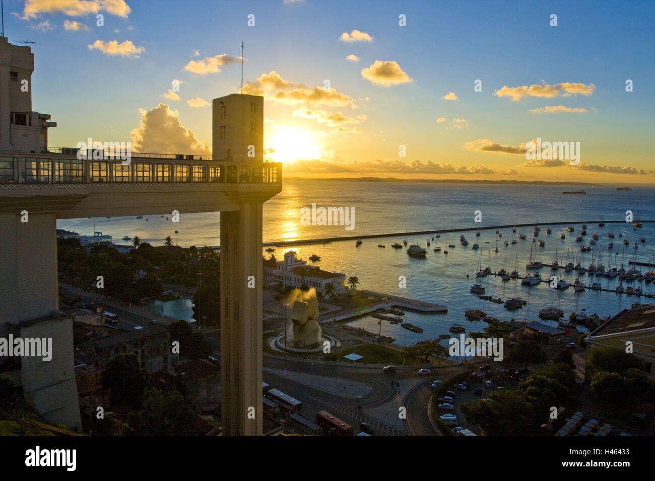 Brasilien, Salvador da Bahia, Elevador Lacerda, Hafen, Sonnenuntergang, Stockfoto