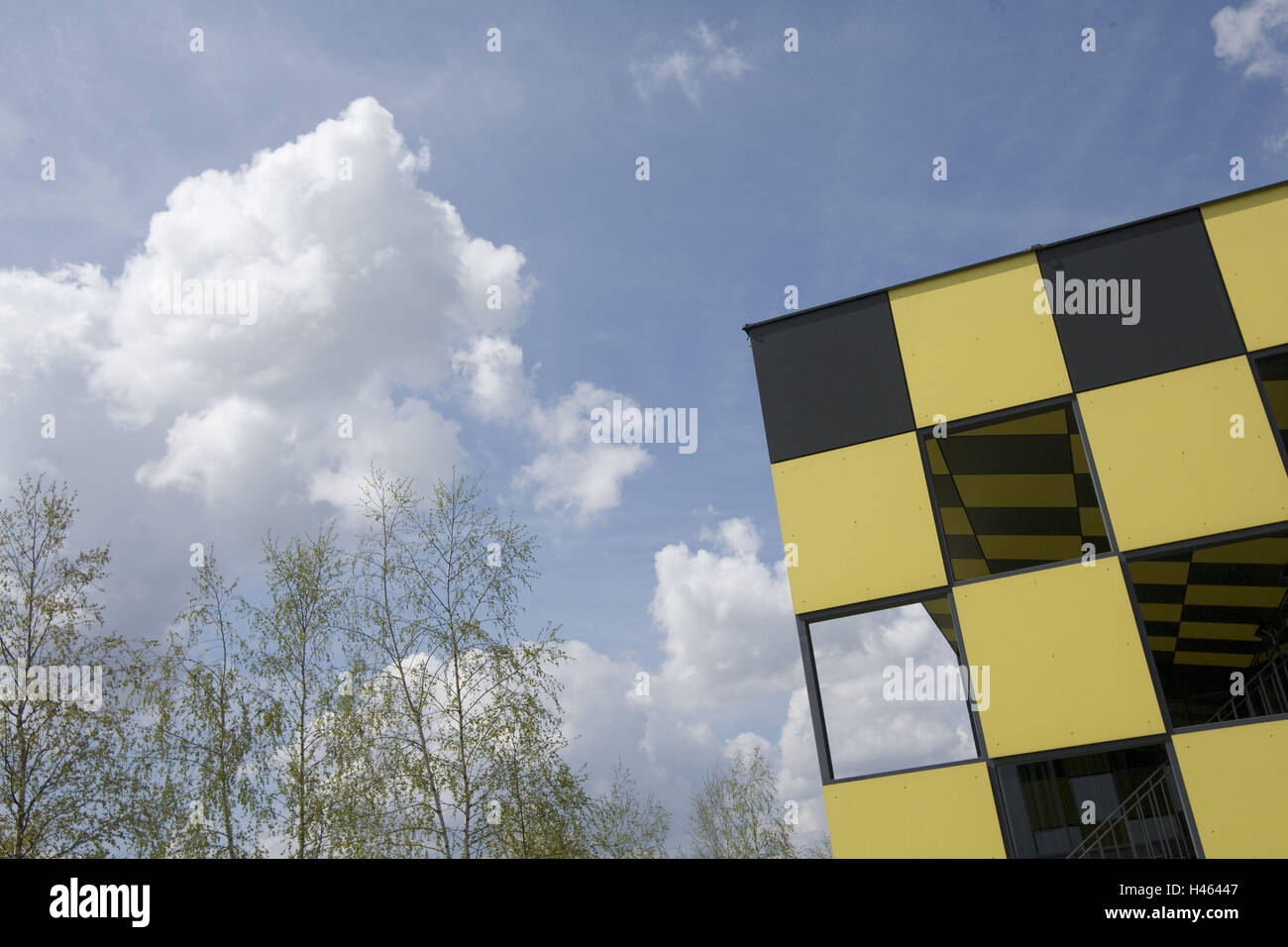 Deutschland, Bayern, München, Leder Riemer Park, Haus, Detail, Bäume, bewölkter Himmel, Stockfoto