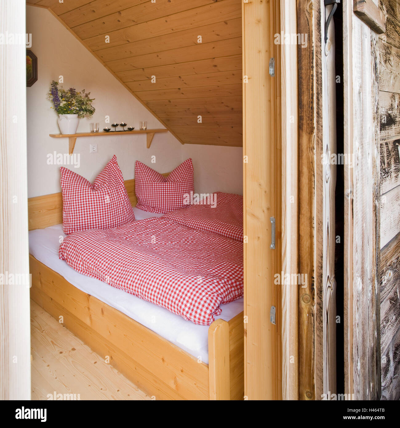 Österreich, Kärnten, Berg Katsch, Ferienhütte, innen, Schlafzimmer, Bett  Stockfotografie - Alamy