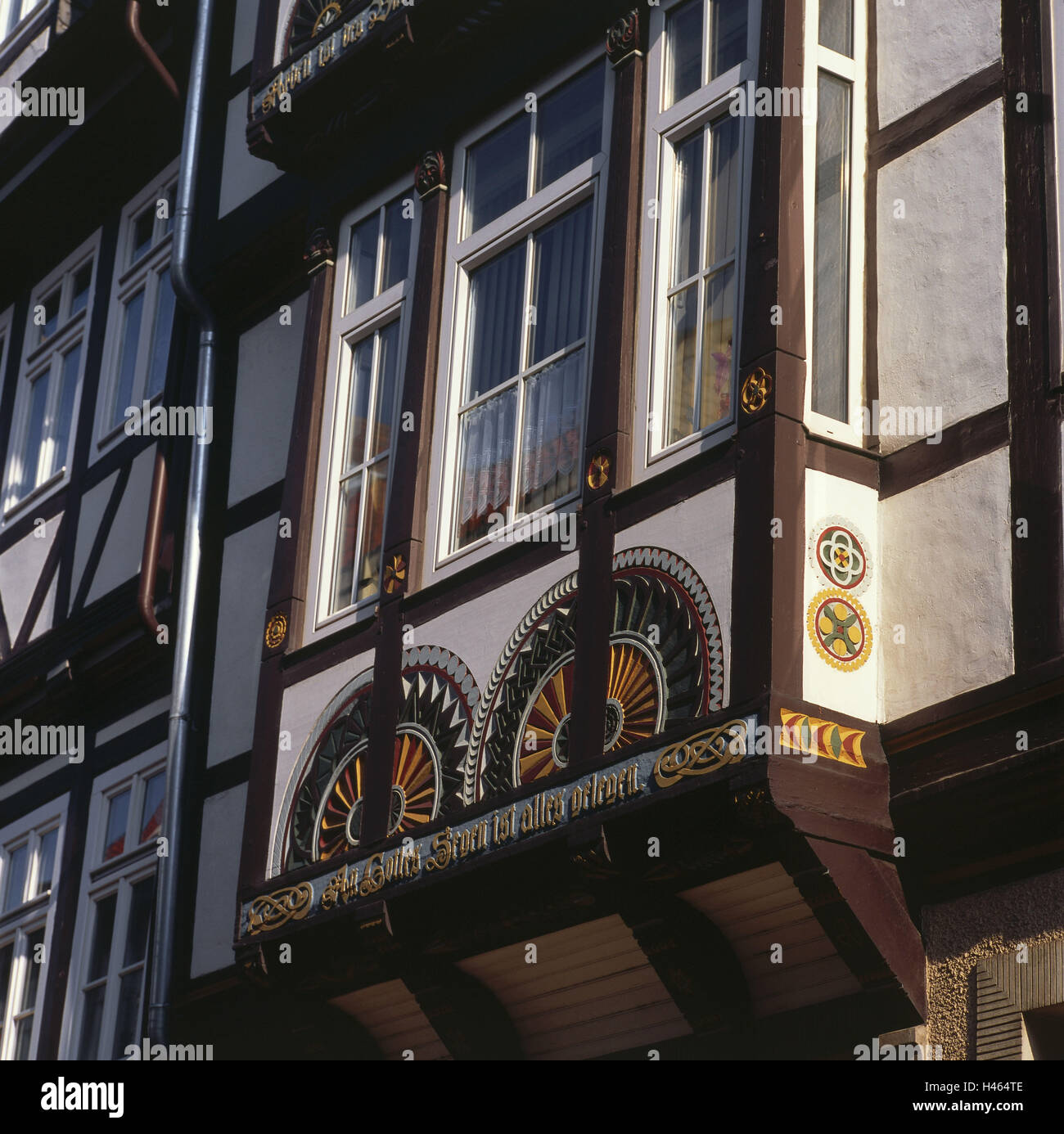Deutschland, Niedersachsen, Goslar, Fachwerkhaus, Fassade, detail, Europa, Stadt, City Center, Center, Sommer, draußen, Tourismus, Gebäude, Häuser, Architektur, Fassaden, Fachwerk, Fachwerk-Architektur, historisch, Ort von Interesse, Fenster, Ornamente, Grace Note, Stockfoto