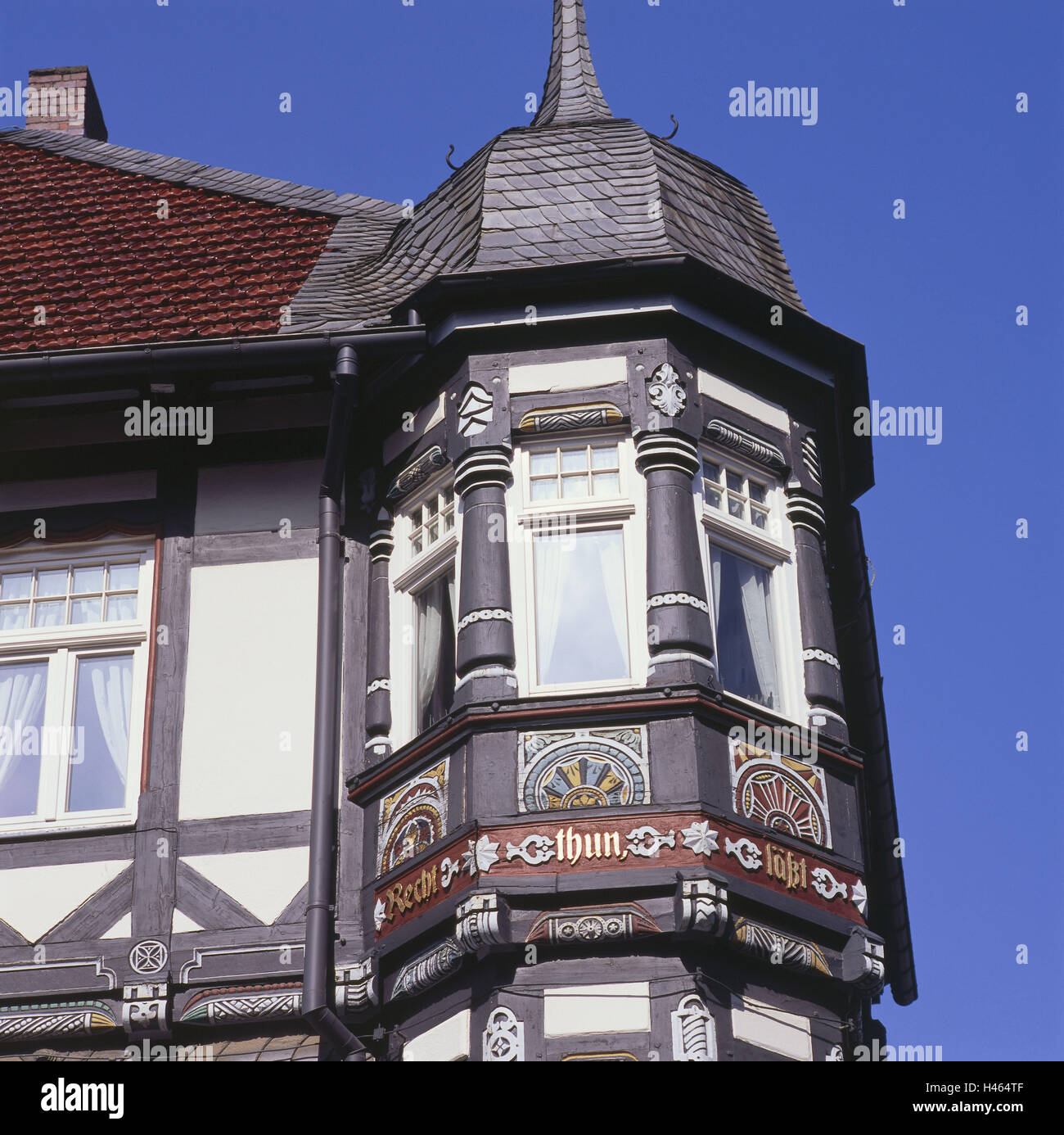 Deutschland, Niedersachsen, Goslar, Fachwerkhaus, Fassade, Erker, detail, Europa, Stadt, City Center, Center, Sommer, draußen, Tourismus, Gebäude, Häuser, Architektur, Fassaden, Fachwerk, Fachwerk-Architektur, historisch, Ort von Interesse, Ornamente, Grace Note, Stockfoto