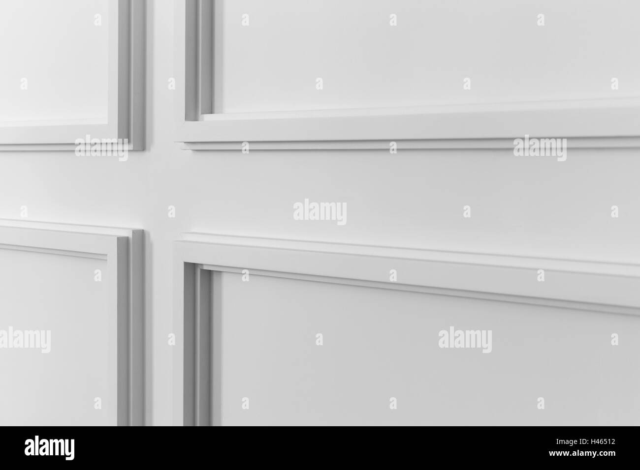 Weiße Wand-Spritzgießen mit geometrischen Formen und Fluchtpunkt. Horizontale Stockfoto