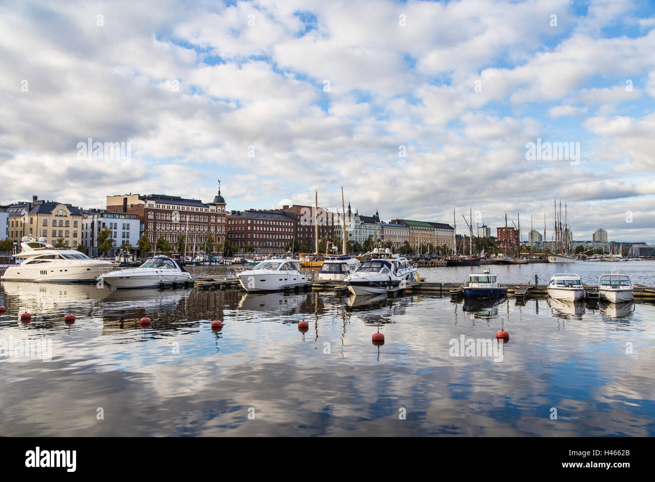 Atemberaubende Reflexion der Pohjoissatama Hafen, eine Marina mit vielen Luxus-Yachten und alte Boote in der Hauptstadt Helsinki, Finnland. Stockfoto
