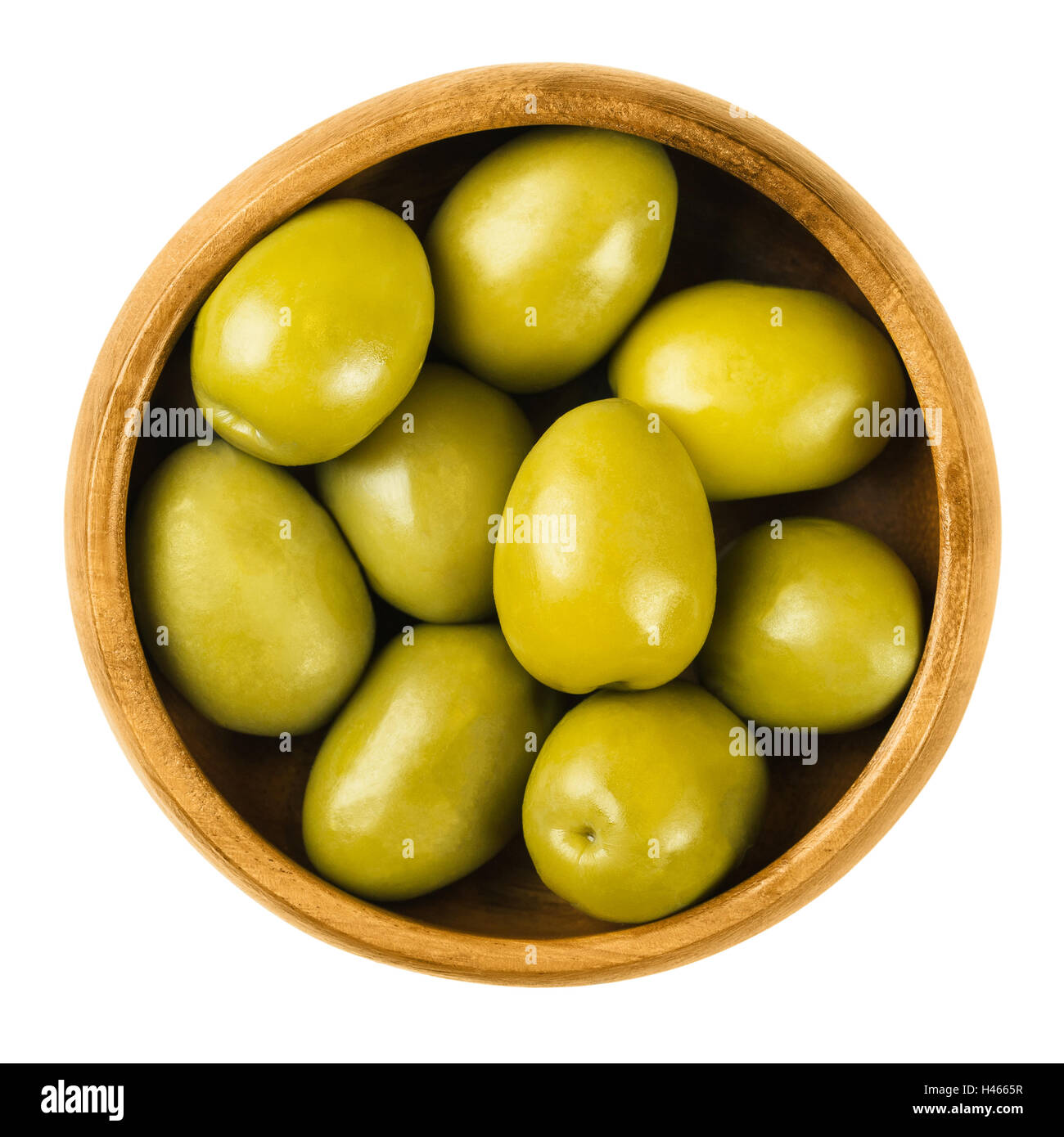 Gordal Reina grüne Oliven in einer Holzschale über weiß. Die Königin aller Oliven. Extra große und sehr saftig Tafeloliven. Stockfoto