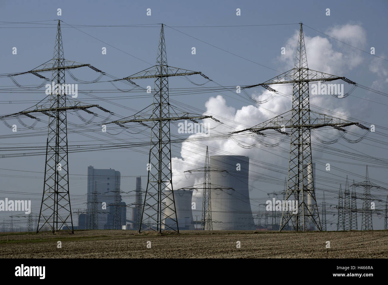 Deutschland, Nordrhein-Westfalen, Bergheim, Niederaußem, Kraftwerk, Strommasten, Stadt, Braunkohle, Strom, Strom, Technologie, Energie, Industrie, Kohle-Kraftwerk, Industrieanlage, Stromerzeugung, Energieerzeugung, Stromversorgung, Netzteil, laufende Produktion, Umweltbelastung, Problem, Dampf, Industrialisierung, Wirtschaft, Industrie, Symbol, Umweltverschmutzung, Luftverschmutzung, Schadstoffe, Stromzuführungen, Stockfoto