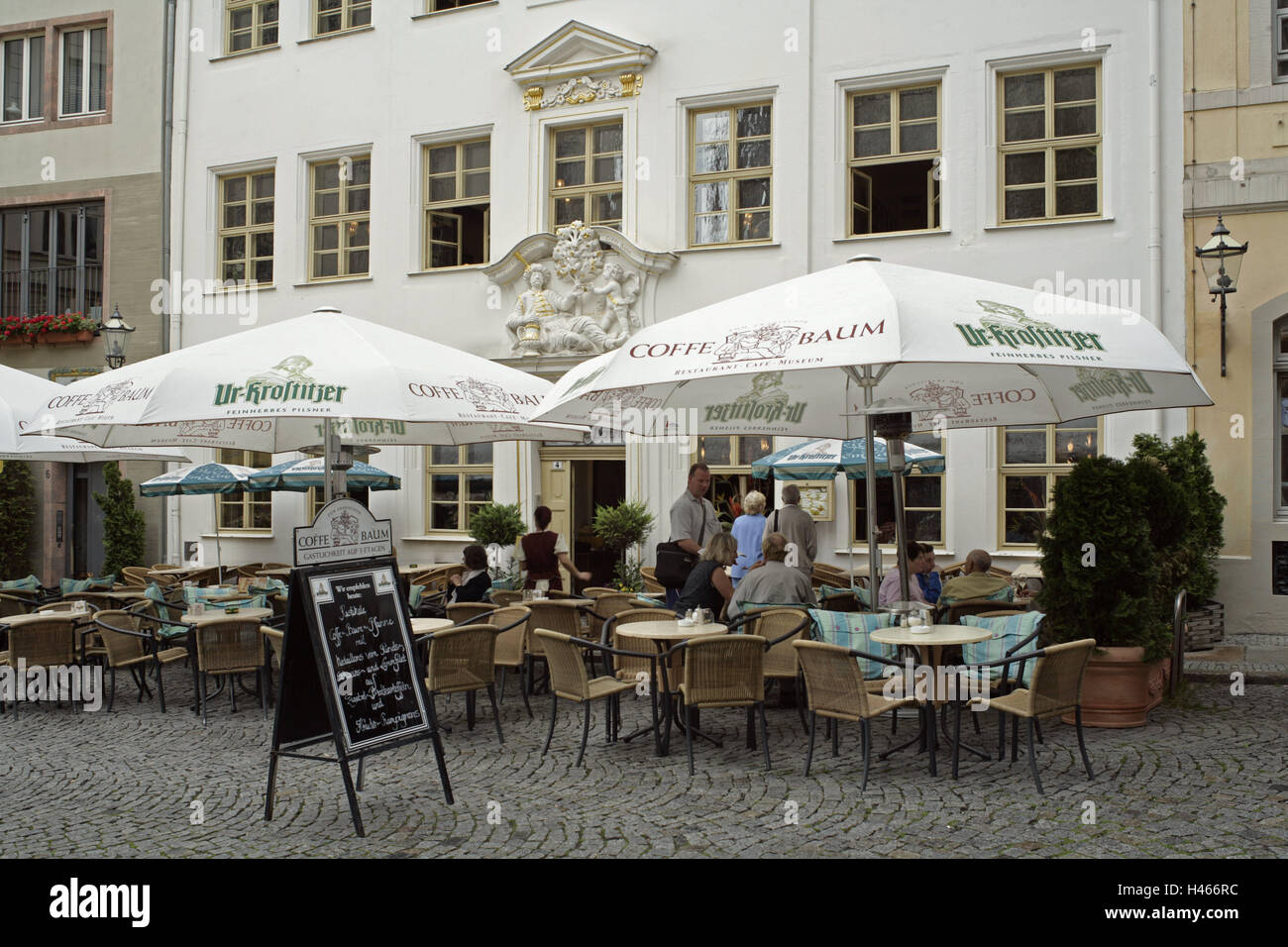 Deutschland, Sachsen, Leipzig, Café-Haus "zum arabischen Coffe Baum", Stadt, Reiseziel, Sehenswürdigkeit, Architektur, historisch, Café, Gebäude, draußen, Sonnenschirme, Gäste, Menschen, Tourismus, Gastronomie, Kaffee-Tempel, Restaurant, Kaffeemuseum, Museum, Stockfoto