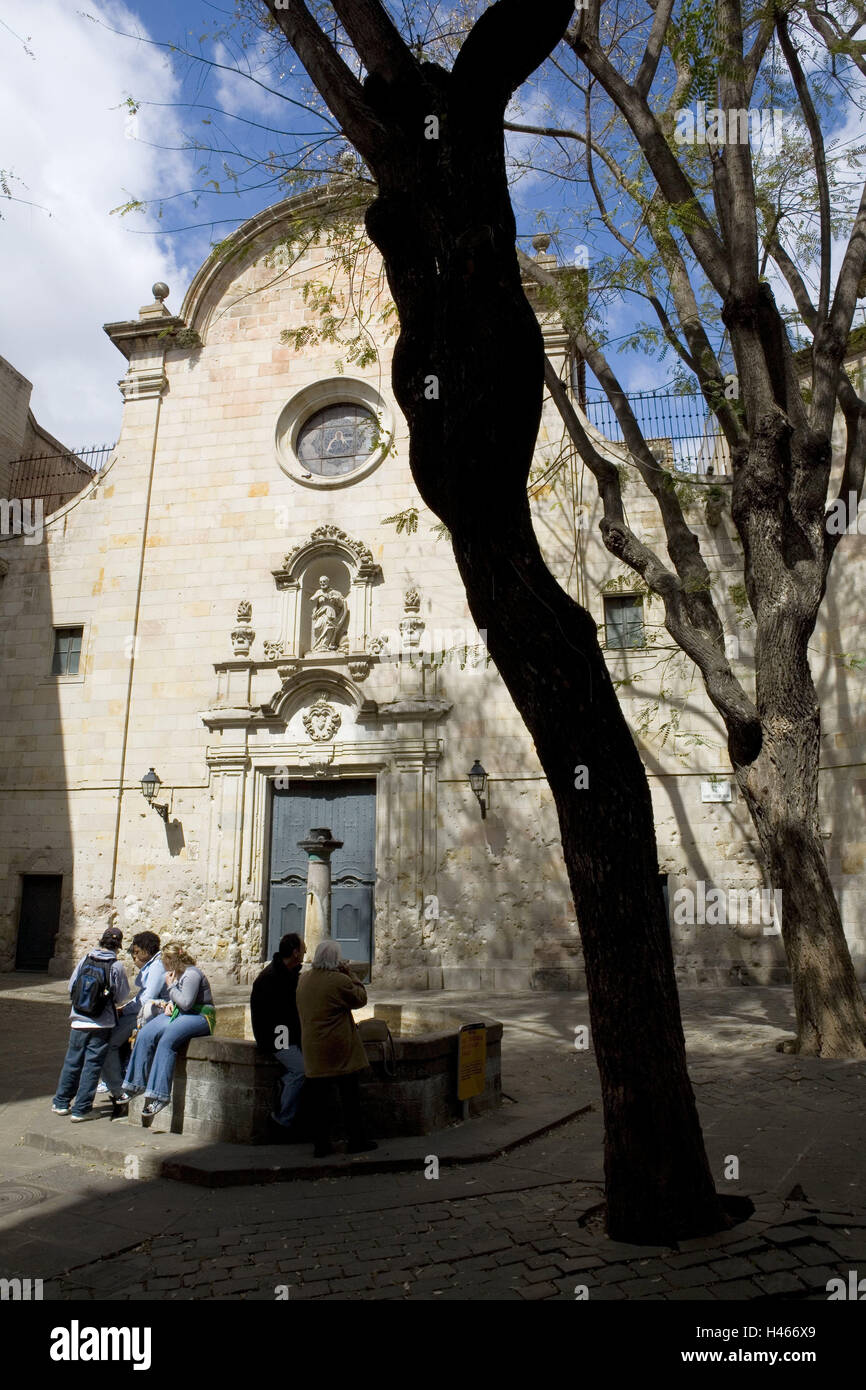 Spanien, Katalonien, Barcelona, Plaza San Felipe de Neri, gut, Touristen, sitzen, Europa, Stadt, Ziel, Teil der Stadt, Gebäude, Gebäude, Architektur, historisch, Kirche, Fassade, Person, Bäume, Baumstämme, im Außenbereich Stockfoto