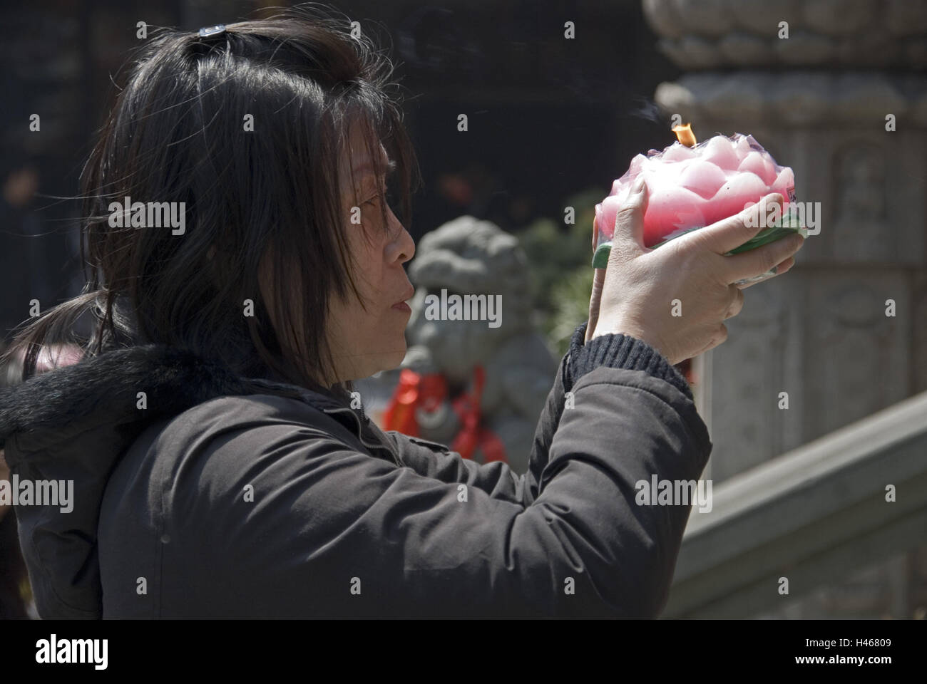 China, Shanghai, jade Buddha Tempel, Gläubige, Geste, Lotos Kerze, halten, Seitenansicht, kein Model-Release, Stockfoto