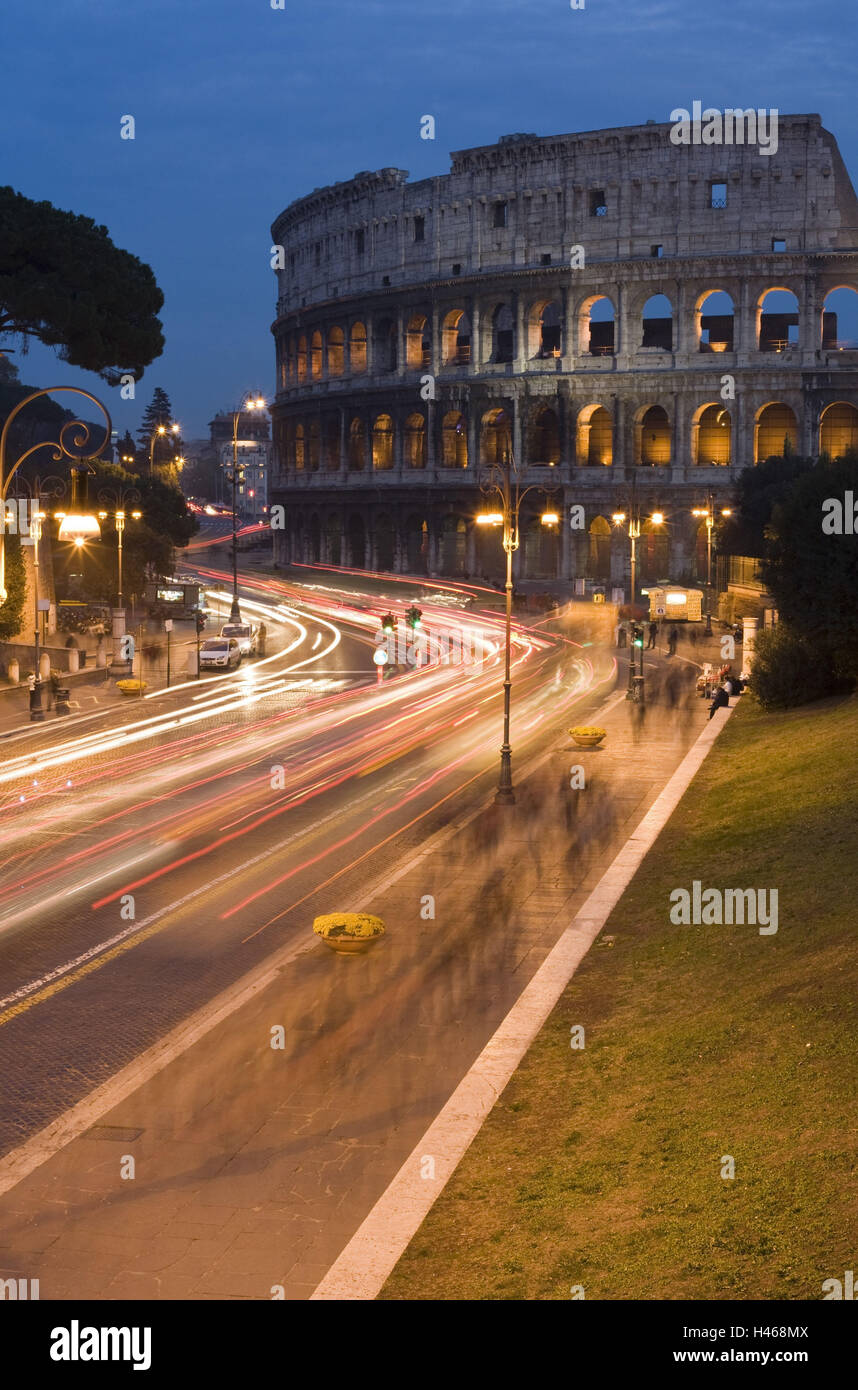 Italien, Rom, Kolosseum, Via dei Fori Imperiali, Abend, Stockfoto