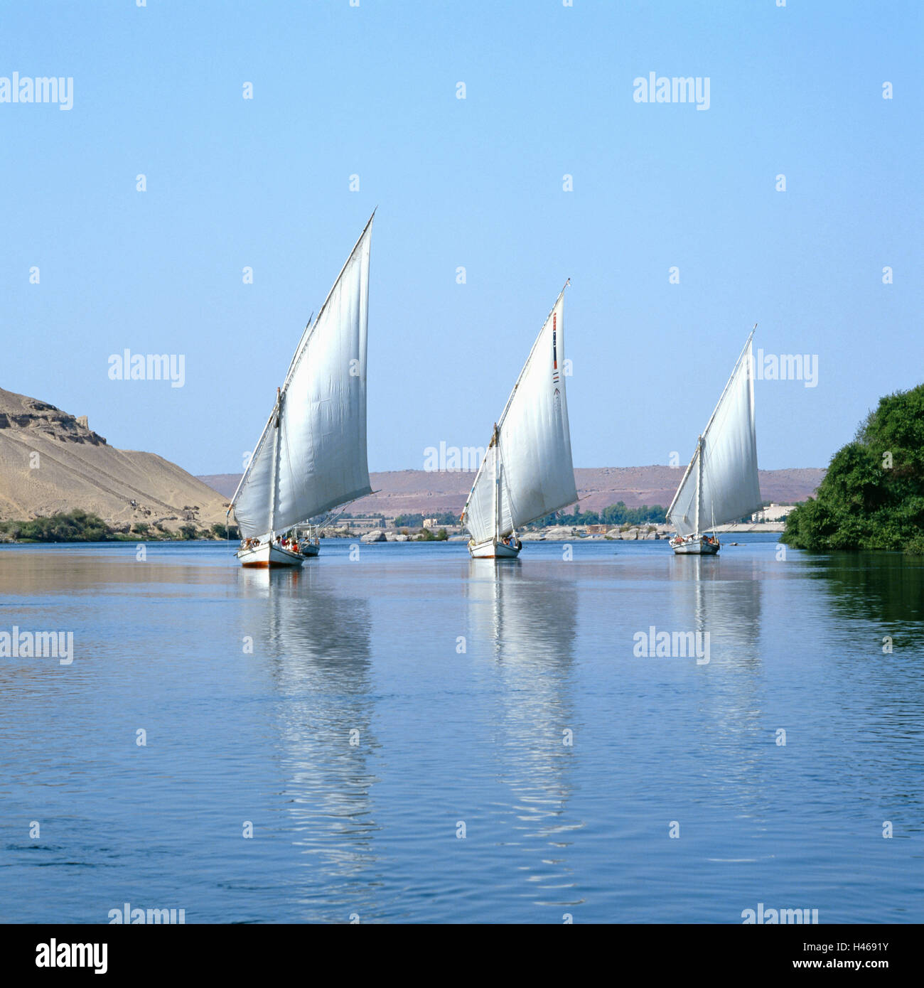 Ägypten, Assuan, Nil, Feluken, kein Model-Release, Stadt, Fluss, Wasser, Himmel, blau, Stiefel, Segelboote, Segel, Tourismus, Attraktion, Landschaft, Hügel, Sonnenschein, Reflexion, Stockfoto