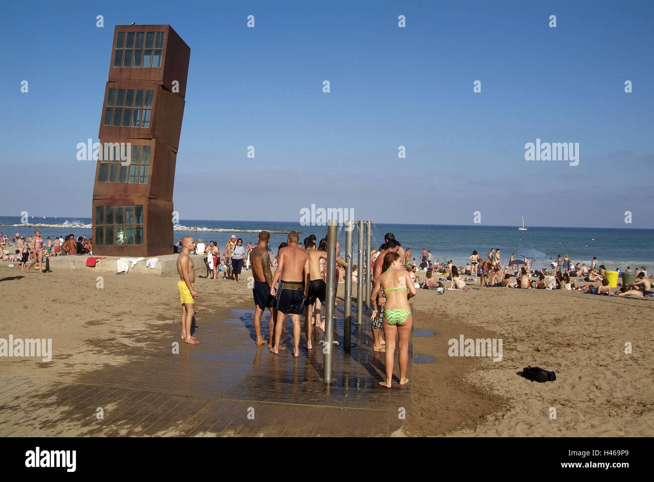 Spanien, Katalonien, Barcelona, La Barceloneta, Platja de San Sebastia, Strandszene, Hommage an Barceloneta, Meer, Stockfoto