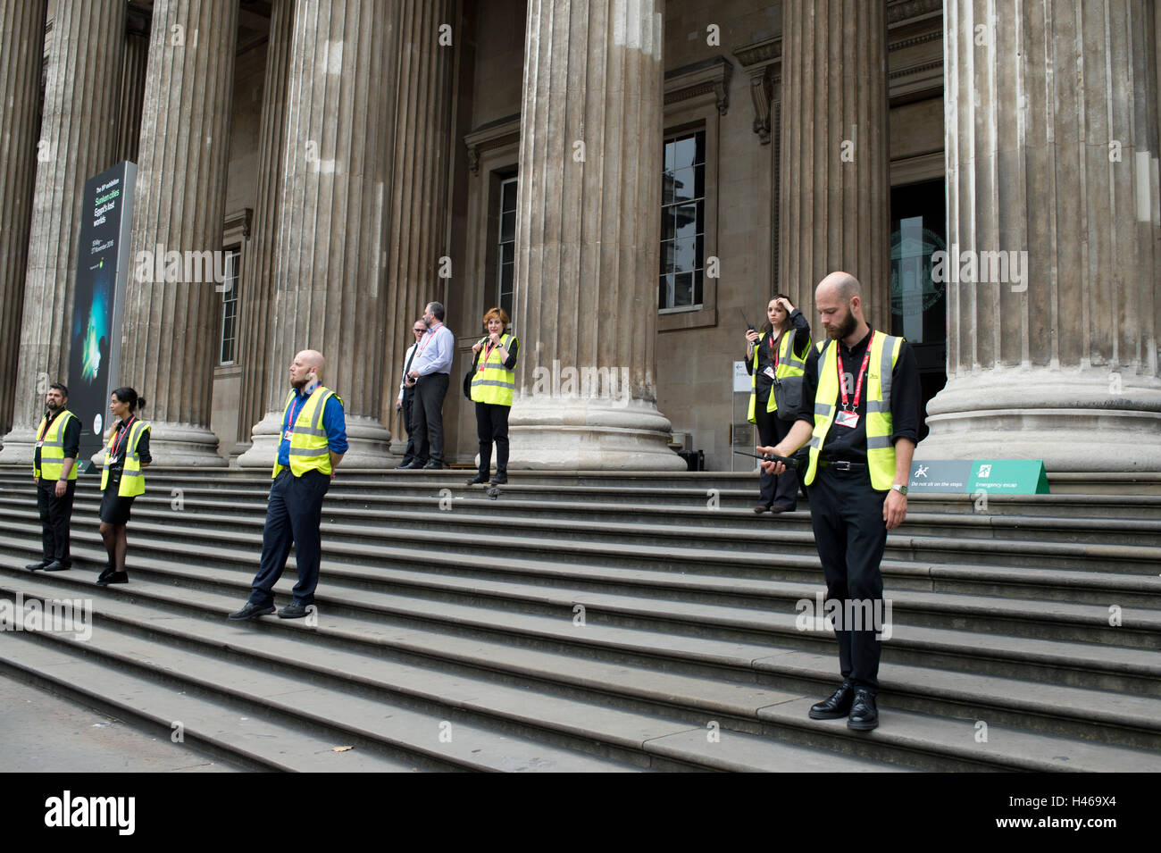 British Museum - Sicherheit. Museumsarbeiter warten auf den Stufen nach einer Sicherheitswarnung und Evakuierung des Museums. Stockfoto