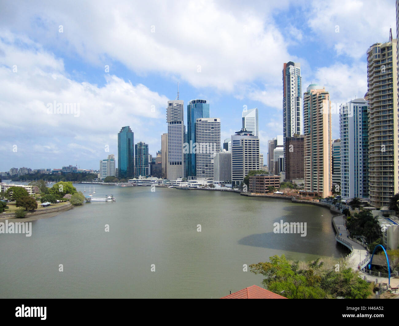 Der dramatische Hochhäuser von Brisbane central Business District übersehen die breite Brisbane River Stockfoto