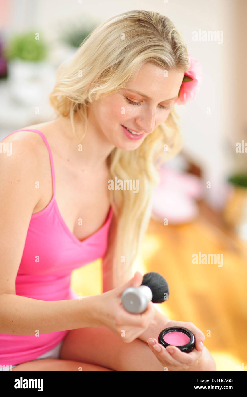 blonde Frau mit Make-up Pinsel und rouge Stockfoto