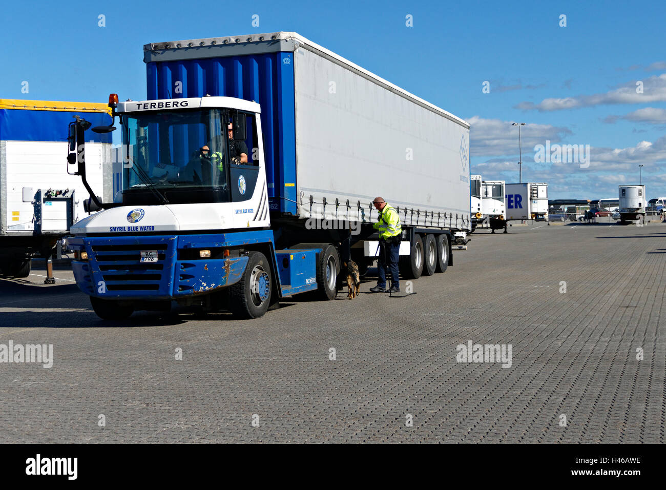 LKW-Container-Anhänger durch Sicherheitspolizei in Hirtshals, Dänemark, Europa Stockfoto