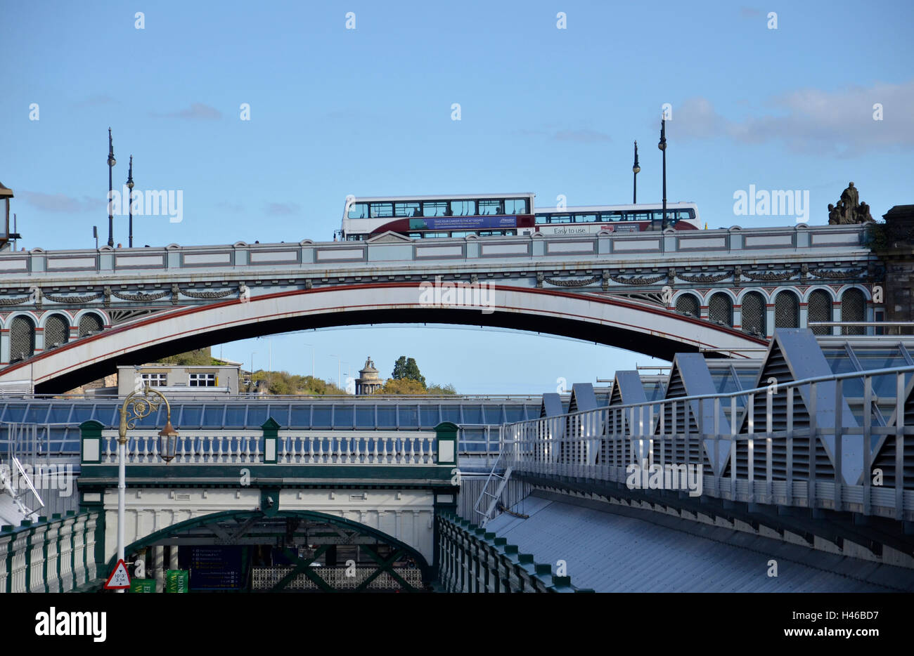 Busse, die North Bridge in Edinburgh Waverley Bahnhof unten überqueren Stockfoto