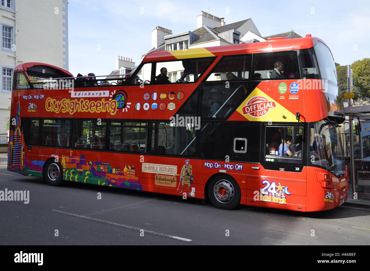 Eine Sightseeing Tour-Bus auf der Royal Mile in Edinburgh, Schottland Stockfoto