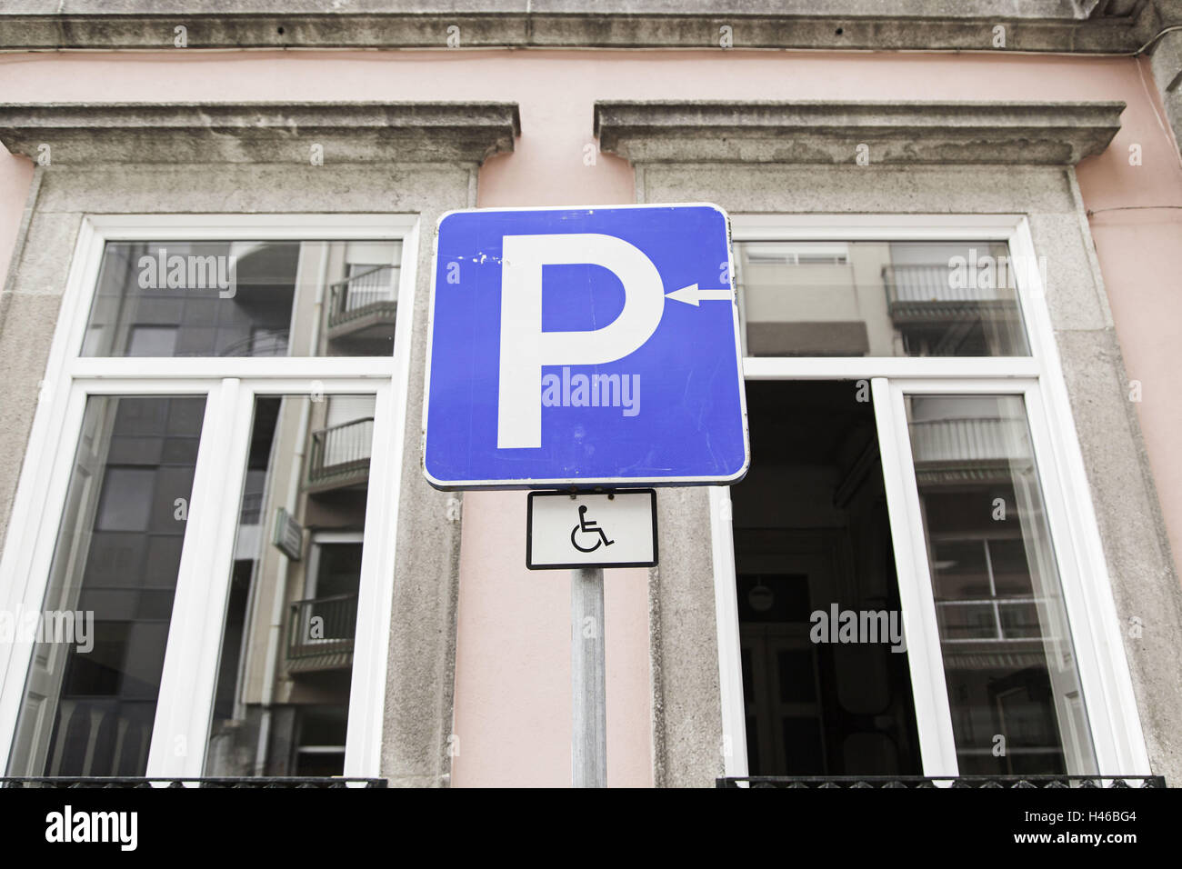 Zeichen Behindertenparkplatz in städtischen Straße, symbol Stockfoto