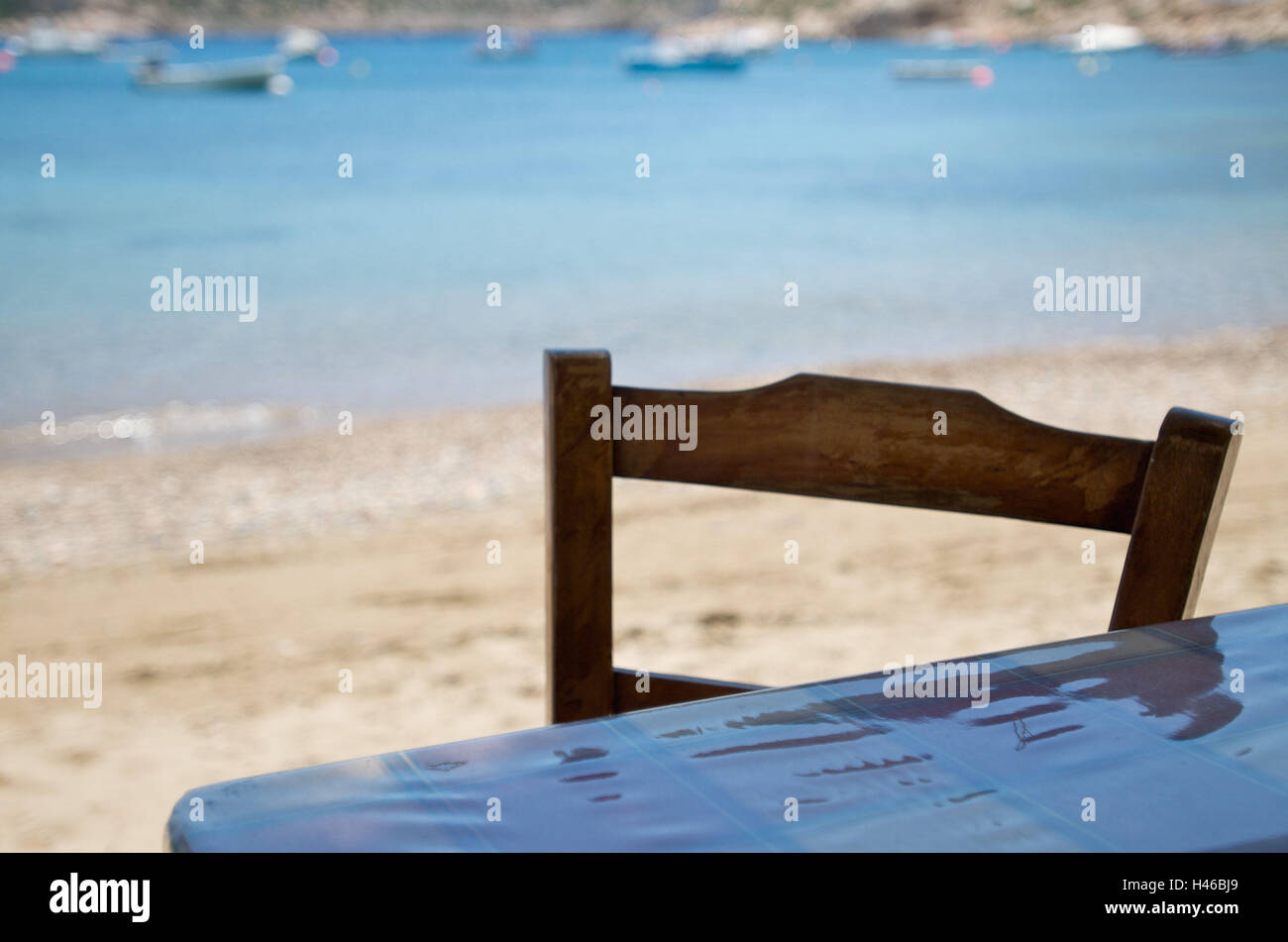 Stuhl, Tisch, Strand, Insel Sifnos, Cyclades, Griechenland, Stockfoto