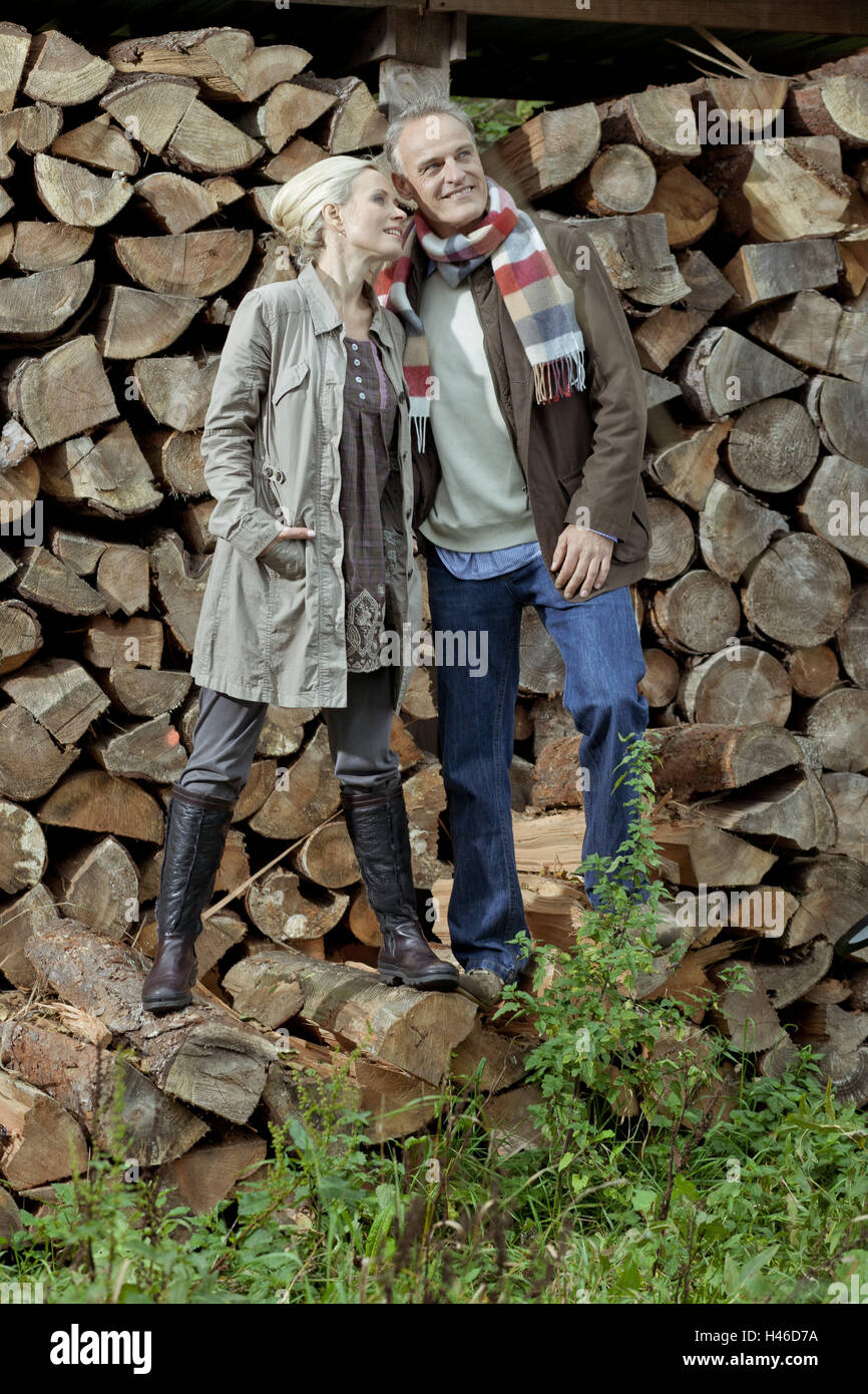 Holzpfähle, Frau, Mann, nebeneinander stehen, Stockfoto
