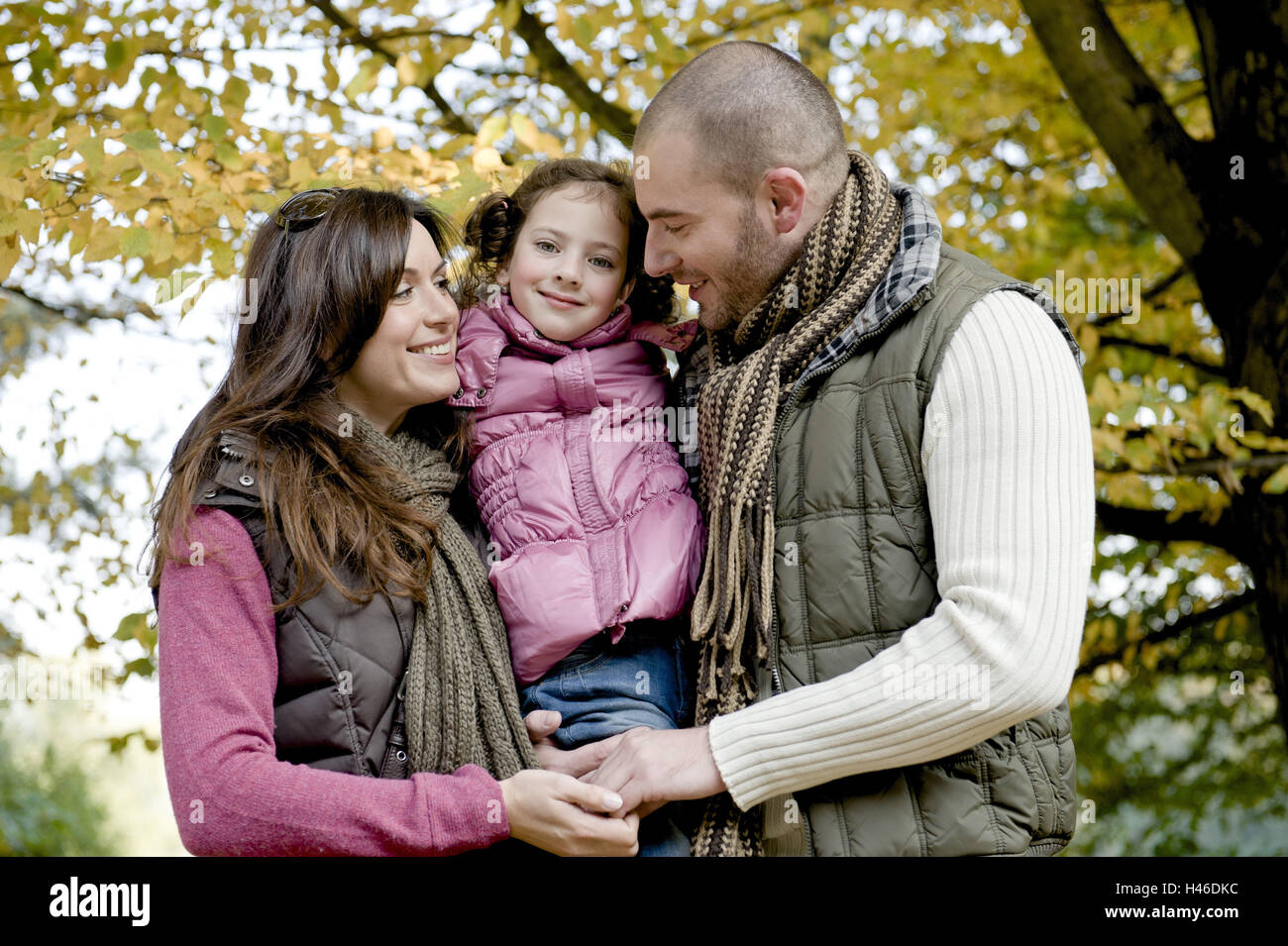 Eltern und Tochter im Herbst Stockfoto