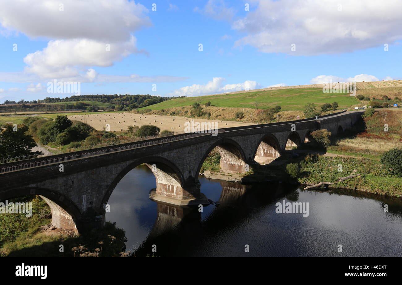 Erhöhte Ansicht der Straßenbrücke über den Fluss North Esk Angus Scotland Oktober 2016 Stockfoto
