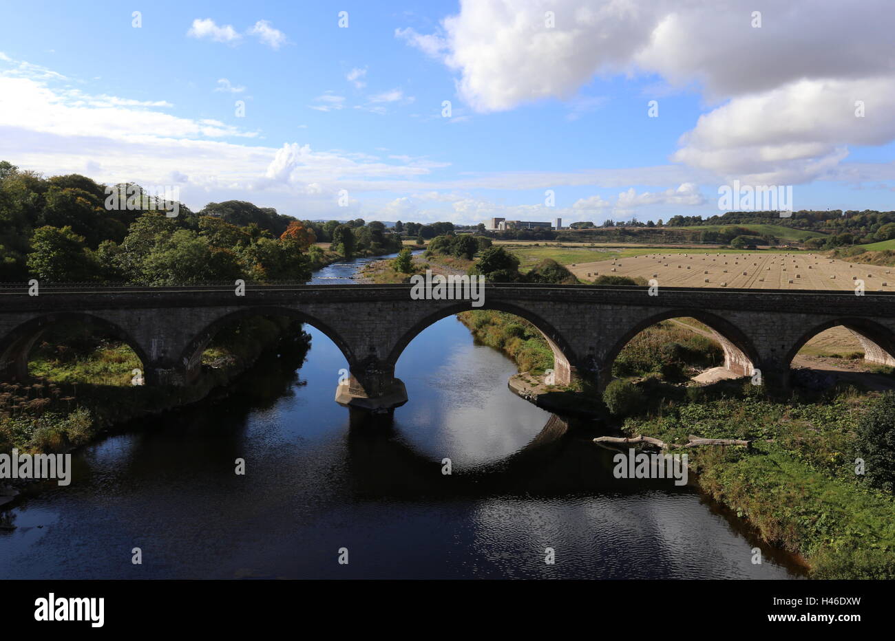 Erhöhte Ansicht der Straßenbrücke über den Fluss North Esk Angus Scotland Oktober 2016 Stockfoto