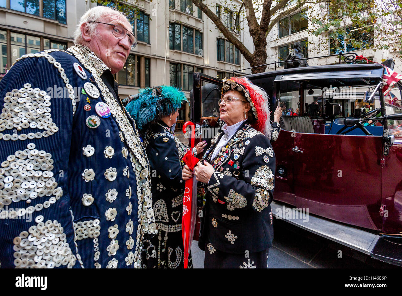 Pearly Kings und Queens außerhalb der Kirche von St. Mary-le-Bow (Bow Bells) nach der Ernte-Festival, London, England Stockfoto