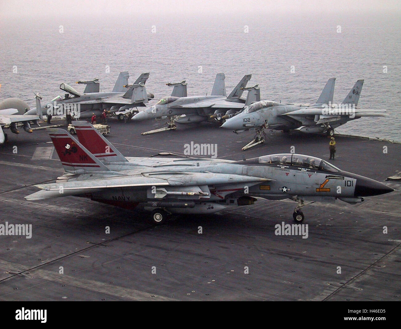 22. März 2003 Operation Iraqi Freedom: eine f-14 Tomcat taxis auf der USS Abraham Lincoln in Persion Golf. Stockfoto