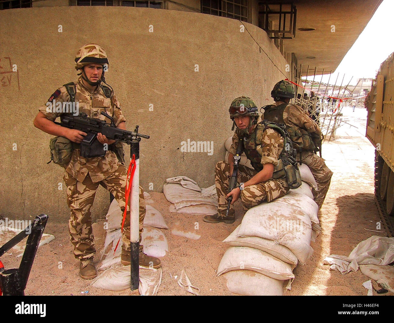 13. April 2003 britische Soldaten der Irish Guards in Basra, Irak. Stockfoto