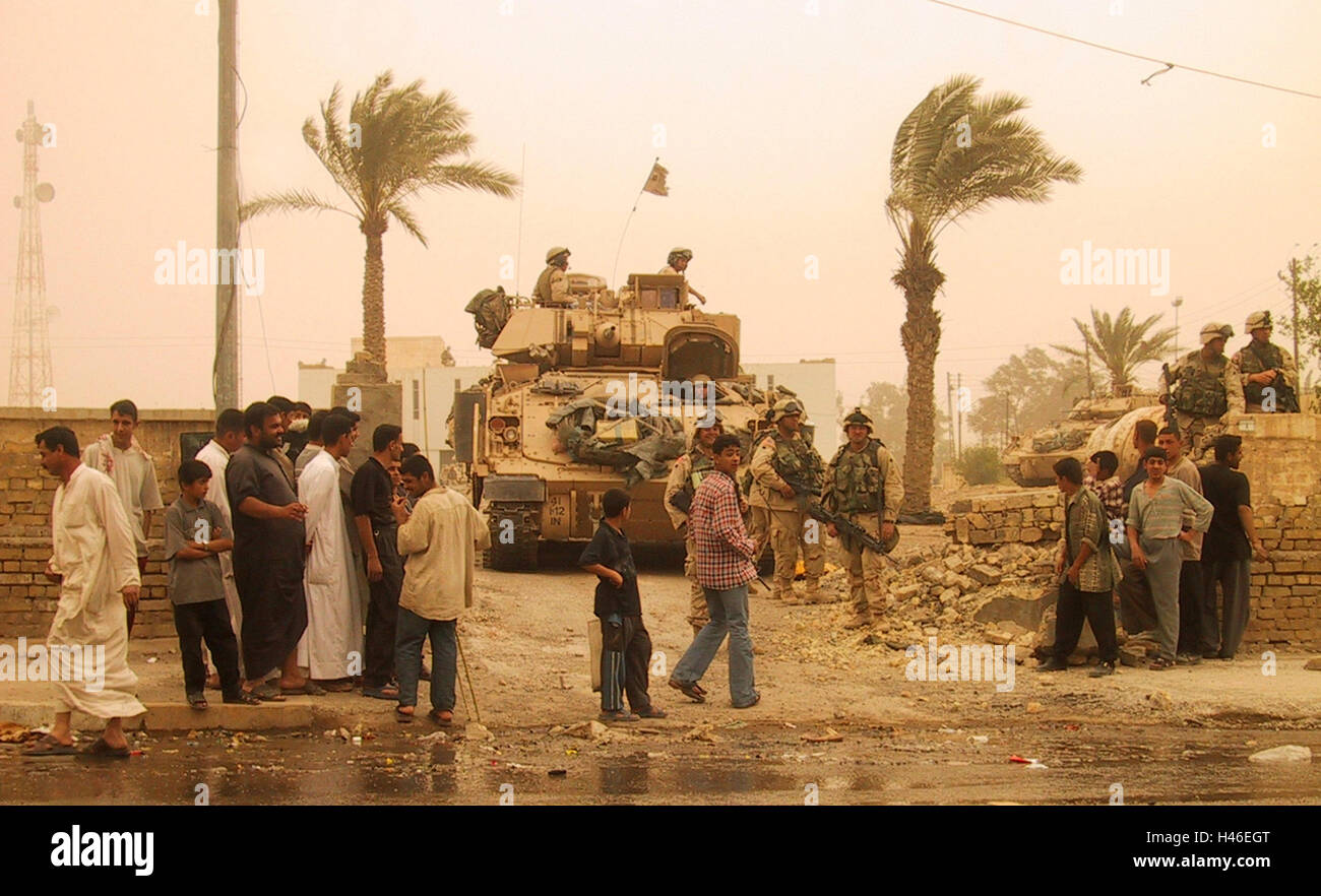 25. April 2003 Während ein Sandsturm, der US-Army Soldaten bewachen den Eingang zu ihrem Stuetzpunkt in Samarra, 80 Meilen nördlich von Bagdad. Stockfoto