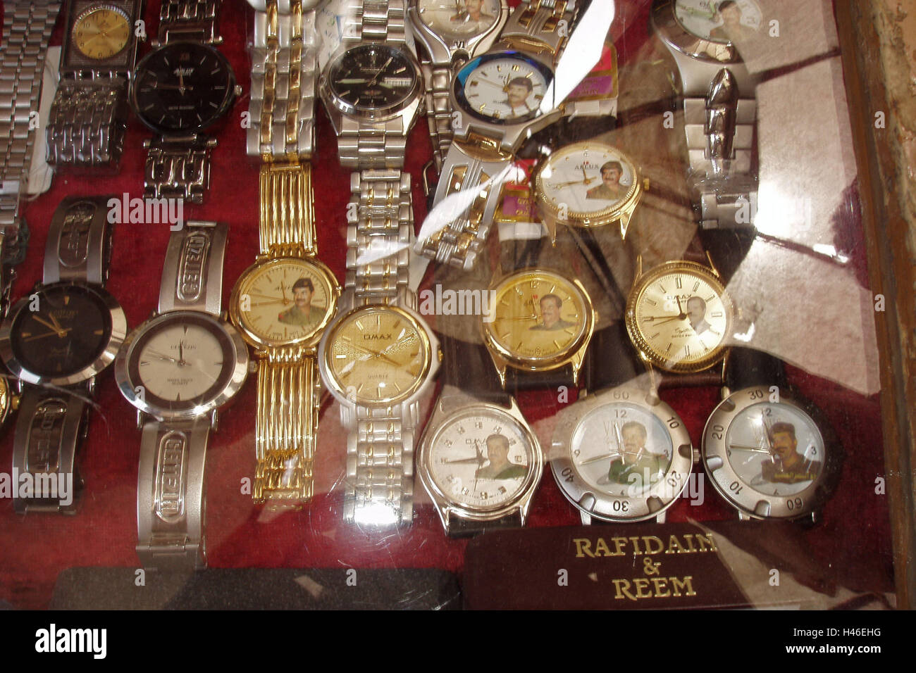 11. Juli 2003 Fake "Saddam" Uhren zum Verkauf auf dem "Markt der Diebe" in Bagdad, Irak. Stockfoto
