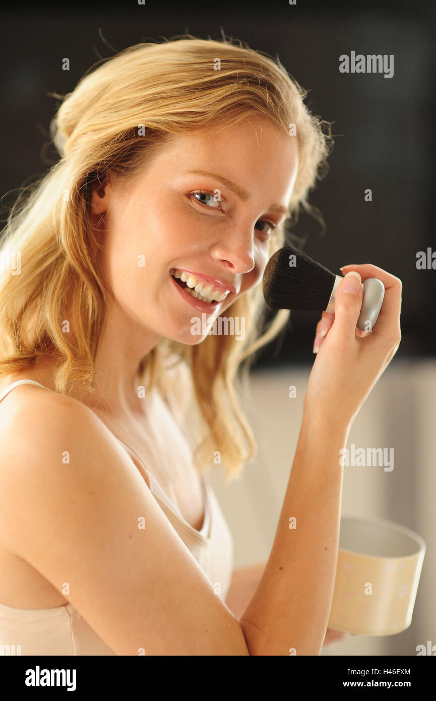 blonde Frau ist ihre Wimpern mascaraing, Stockfoto