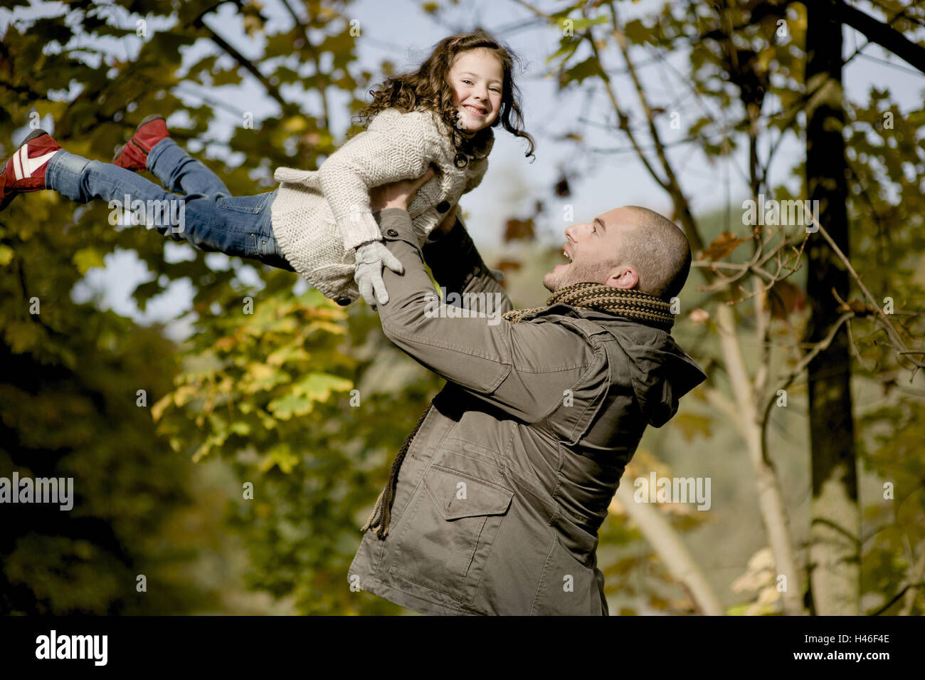Vater ist seine Tochter in die Luft heben, Stockfoto