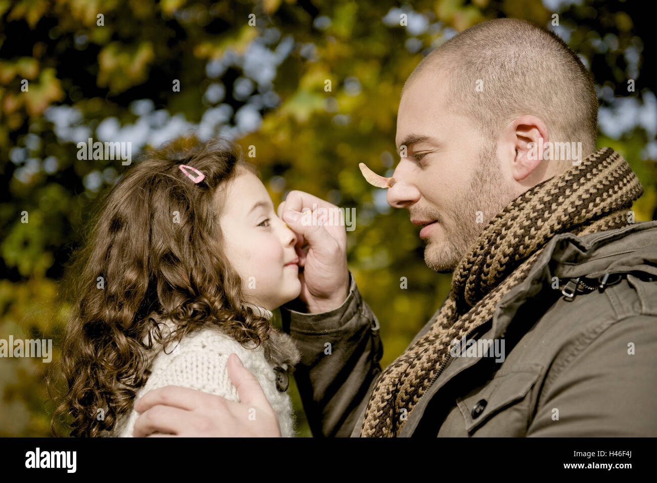 Vater und Tochter, auf Nase, Profil, Blatt Stockfoto