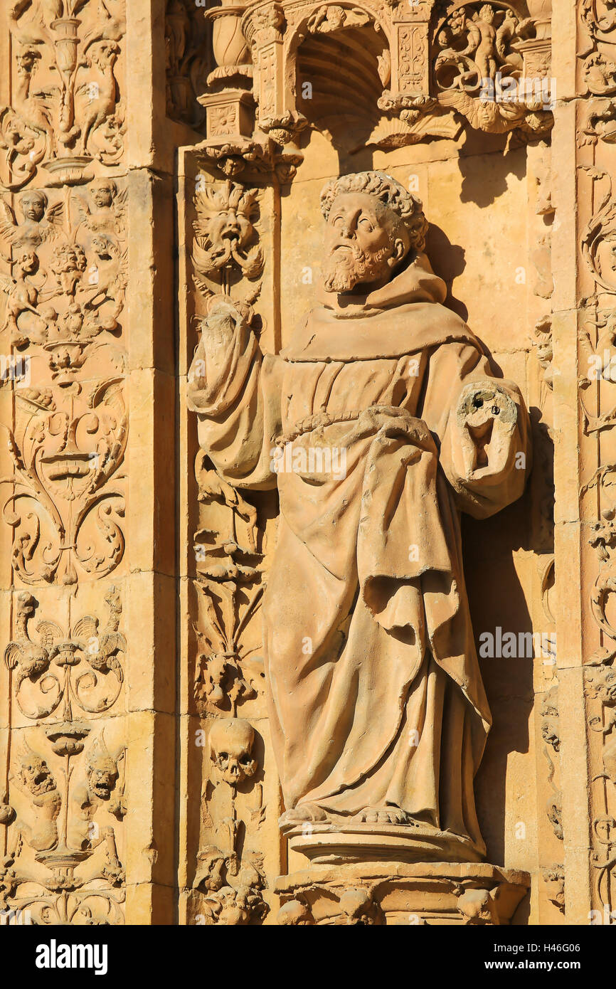 Statue eines katholischen Heiligen an der Fassade des Convento San Esteban in Salamanca, Spanien Stockfoto