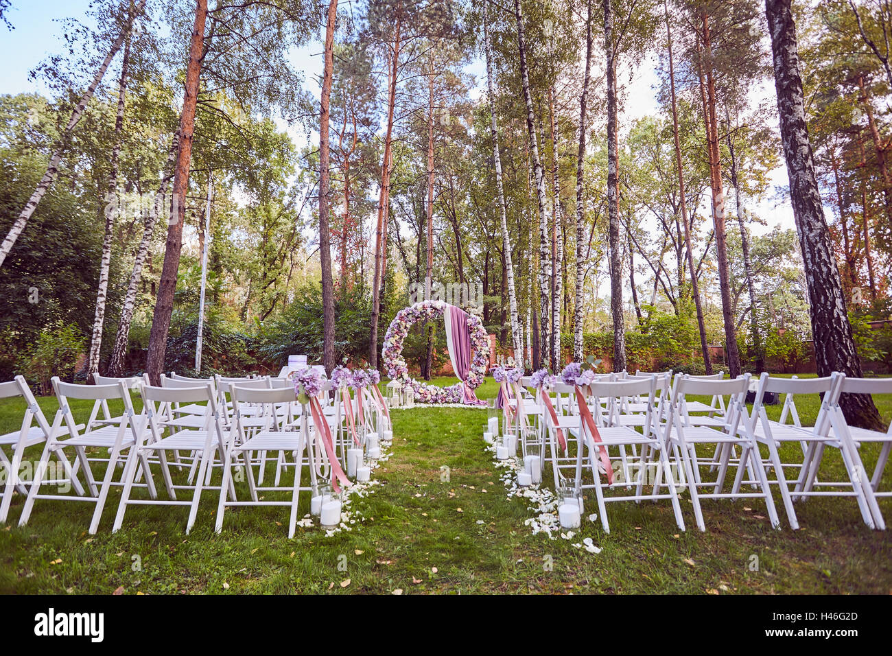 Schöne Hochzeit eingerichtet.  Ort der Zeremonie im Wald Stockfoto
