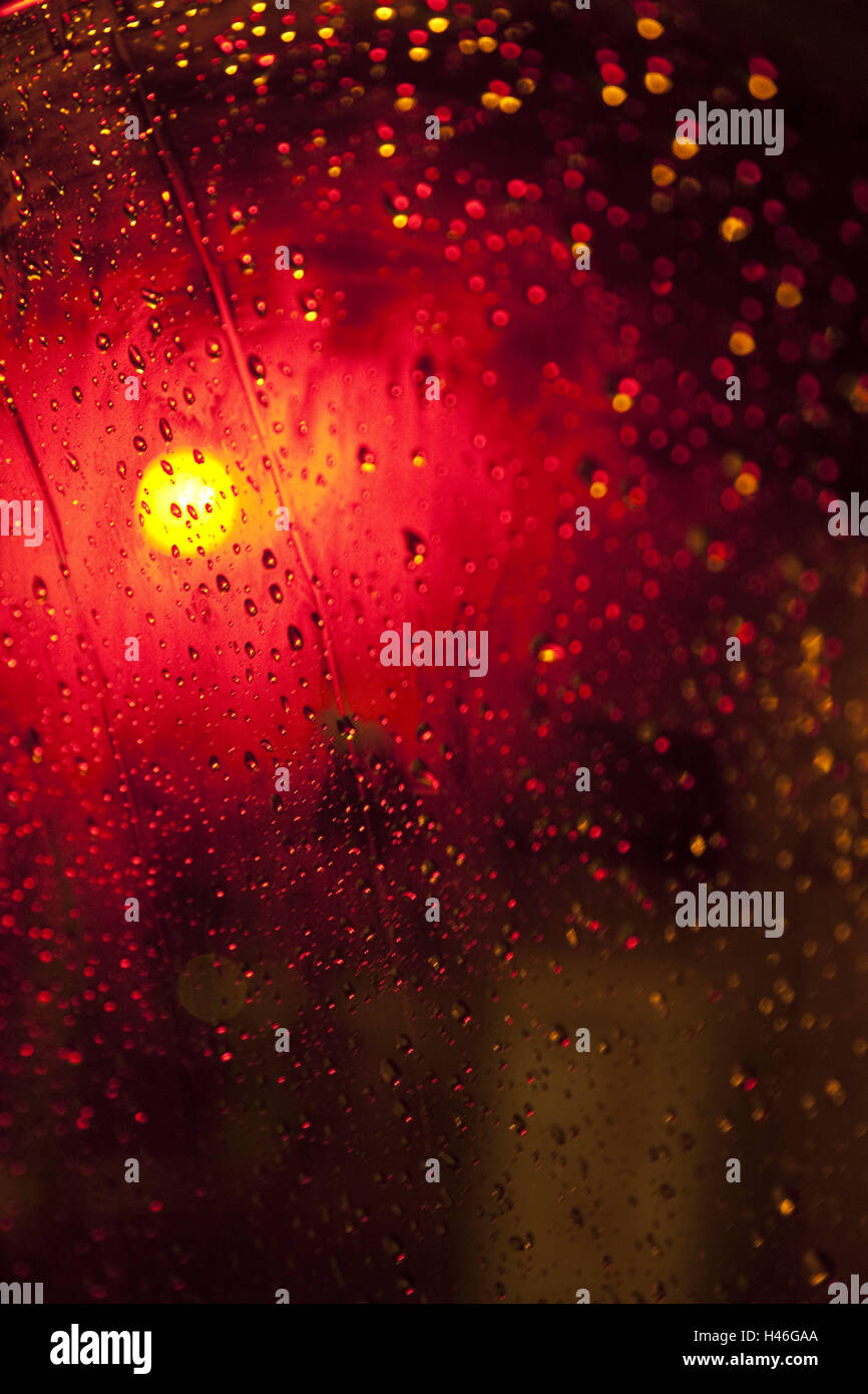 https://c8.alamy.com/compde/h46gaa/fensterscheibe-wasser-fallt-licht-im-freien-schuss-regen-nacht-beleuchtung-fenster-autofenster-farbe-rot-aufleuchtet-h46gaa.jpg